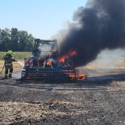 FW-OLL: Flächenbrand nach Traktorbrand
