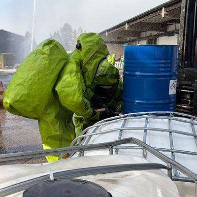 Feuerwehr Goch: Gefahrgutübung bei RCN-Chemie: 40 Feuerwehr-Einsatzkräfte vor Ort