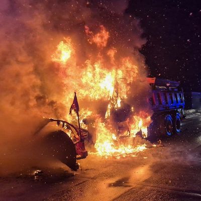 FW-DT: Brennendes Räum- / Streufahrzeug auf der Bielefelder Straße
