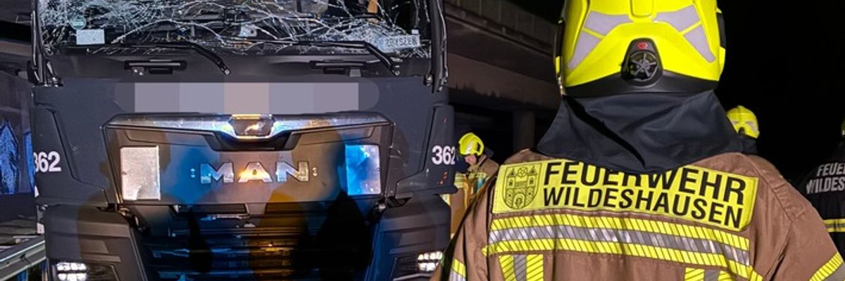 FW-OLL: Unfall auf der A1: Feuerwehr Wildeshausen stoppt massiven Kraftstoffaustritt