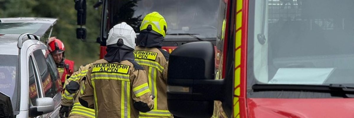 FW Alpen: Feuerwehr Grevenbroich unterstützt bei Pkw Brand