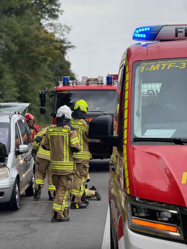 FW Alpen: Feuerwehr Grevenbroich unterstützt bei Pkw Brand