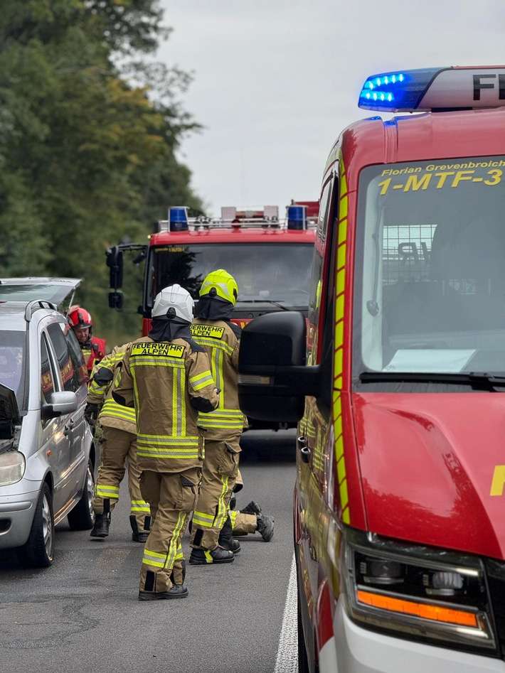 FW Alpen: Feuerwehr Grevenbroich unterstützt bei Pkw Brand