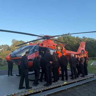 FW Hünxe: Austausch mit der Luftrettung: Einheit Hünxe zu Besuch in Duisburg