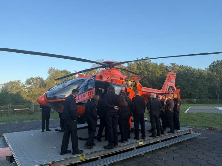 FW Hünxe: Austausch mit der Luftrettung: Einheit Hünxe zu Besuch in Duisburg