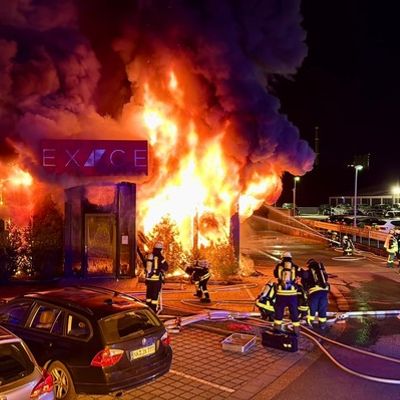 FW LK Neunkirchen: Großbrand in Wellesweiler Fitnessstudio