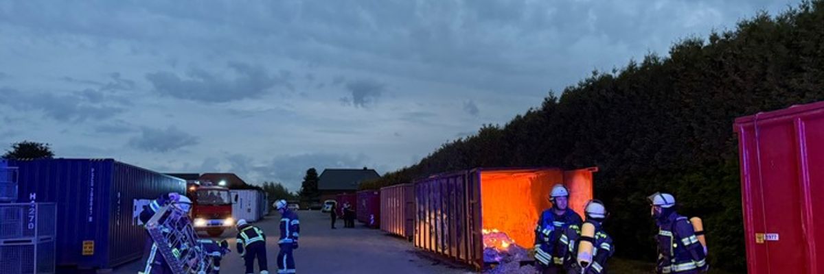 FW-WRN: Brennender Seefrachtcontainer im Gewerbegebiet Baaken