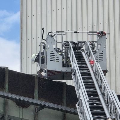 FW-AR: Brennendes Förderband beschäftigt Feuerwehr stundenlang