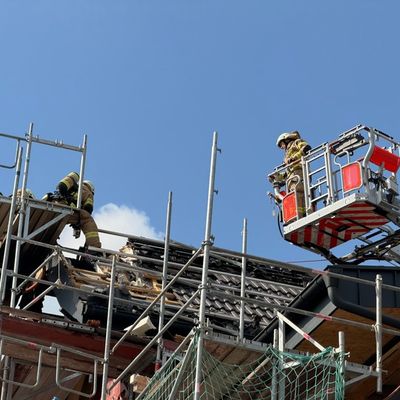FW-GL: Brand im Dachstuhl eines Wohngebäudes in Refrath - keine Verletzten