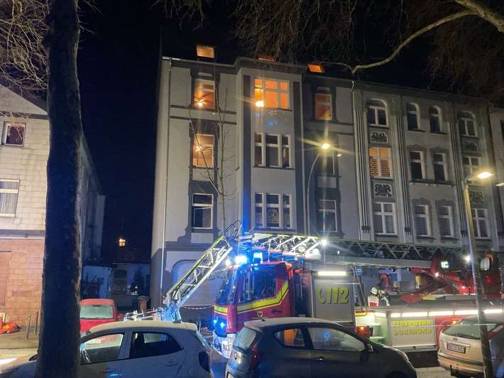 FW-DO: Feuer in Dortmunder Nordstadt / Schwerer Wohnungsbrand in einem Mehrfamilienhaus