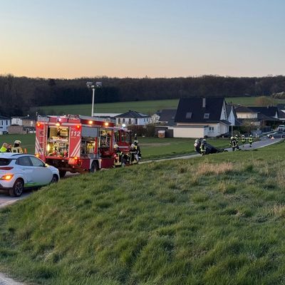 FW Ense: Verkehrsunfall- PKW überschlagen