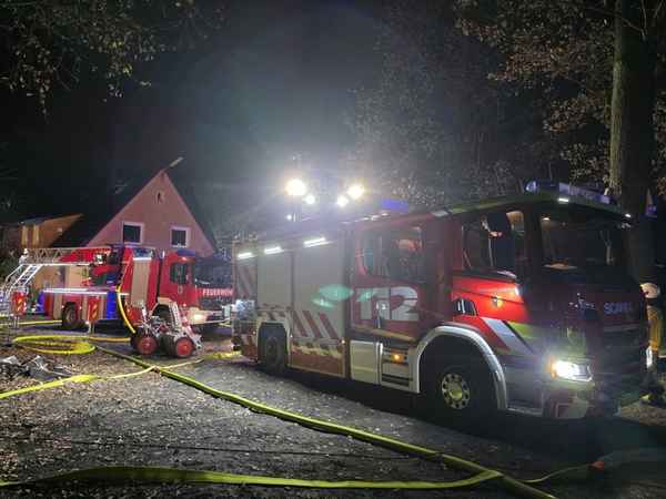 FW-GLA: Feuerwehr Gladbeck unterstützt mit Speziallöschtechnik bei Dachstuhlbrand in Waltrop