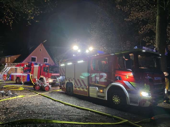 FW-GLA: Feuerwehr Gladbeck unterstützt mit Speziallöschtechnik bei Dachstuhlbrand in Waltrop