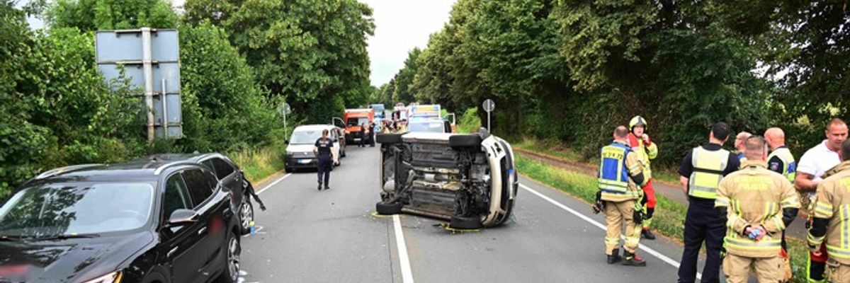 FW Pulheim: Verkehrsunfall auf Landstraße in Brauweiler - Drei Verletzte