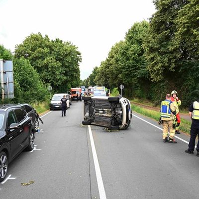 FW Pulheim: Verkehrsunfall auf Landstraße in Brauweiler - Drei Verletzte