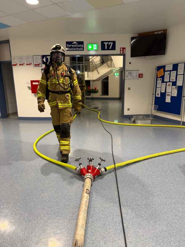 FW-OE: Feuer in einem Schulgebäude