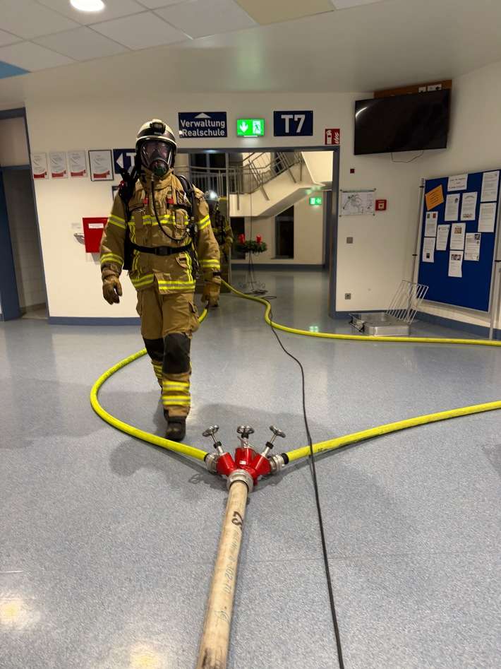 FW-OE: Feuer in einem Schulgebäude