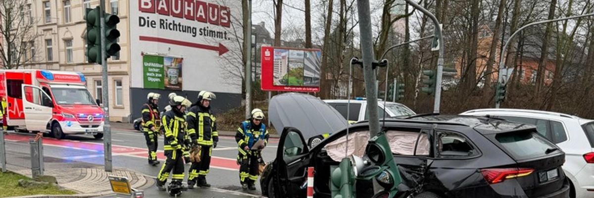 FW-BO: Verkehrsunfall auf der Herner Straße - Zwei Verletzte, Ampelmast beschädigt