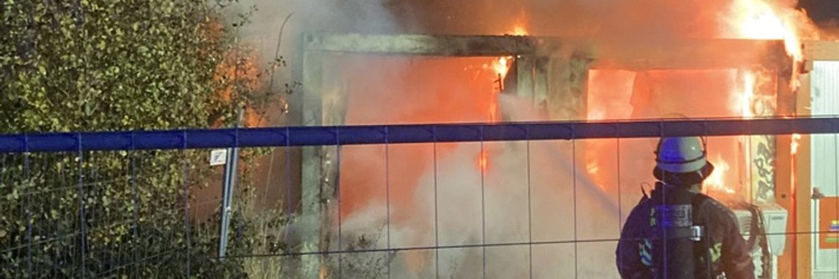 FW Bocholt: Baucontainer stehen in Vollbrand und verdächtiger Rauch gemeldet