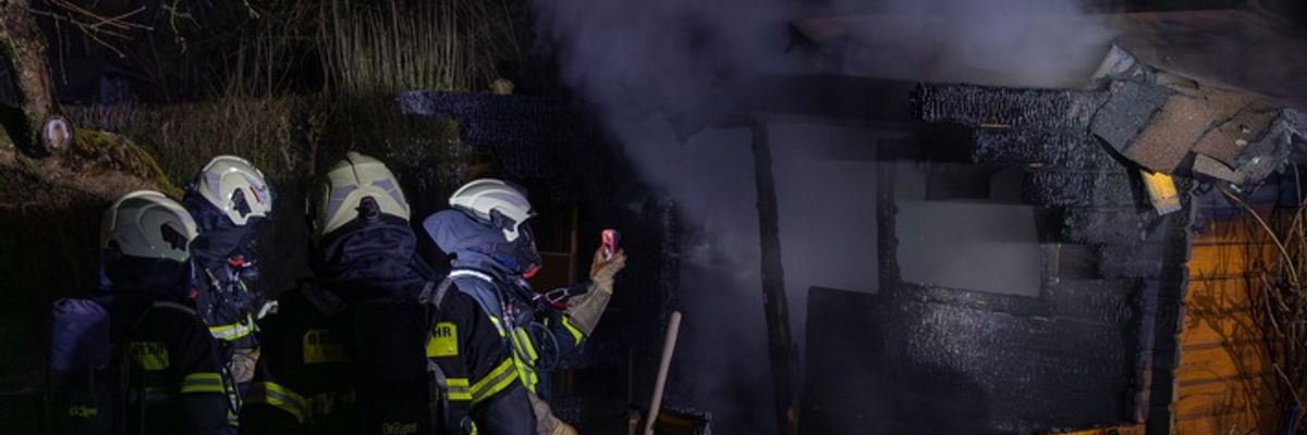FW-MK: Brand einer Gartenhütte in voller Ausdehnung