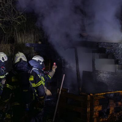 FW-MK: Brand einer Gartenhütte in voller Ausdehnung