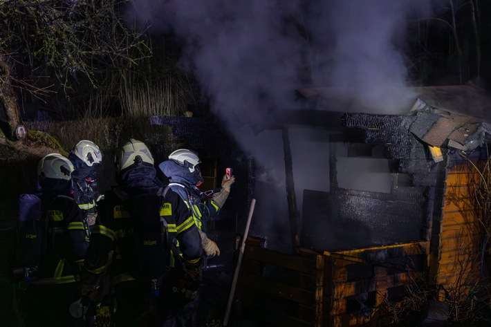 FW-MK: Brand einer Gartenhütte in voller Ausdehnung