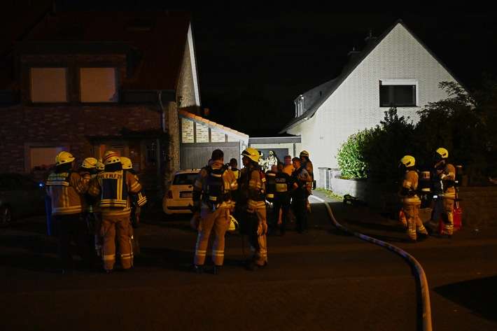 FW Pulheim: Geyen - Gasaustritt in Wohngebiet