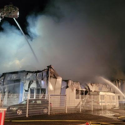 FW-OE: Vollbrand eines Handwerksbetriebs in Lennestadt-Altenhundem