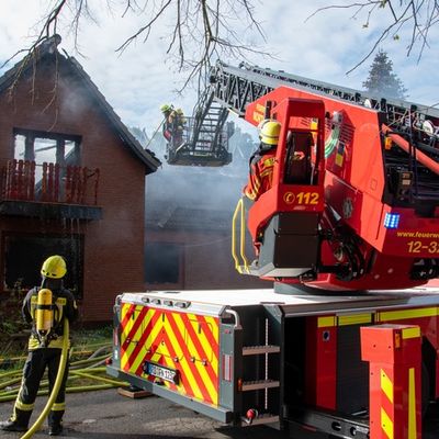 FW-RD: Feuer zerstört Wohnhaus in Nortorf - rund 100 Einsatzkräfte im Einsatz