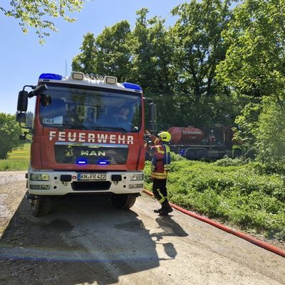 FW Reichenau: Brennenden Holzpolder im Wald gelöscht, Mehrstündiger Einsatz der Feuerwehren aus Reichenau und Konstanz, Reichenau-Waldsiedlung, 01.05.2025