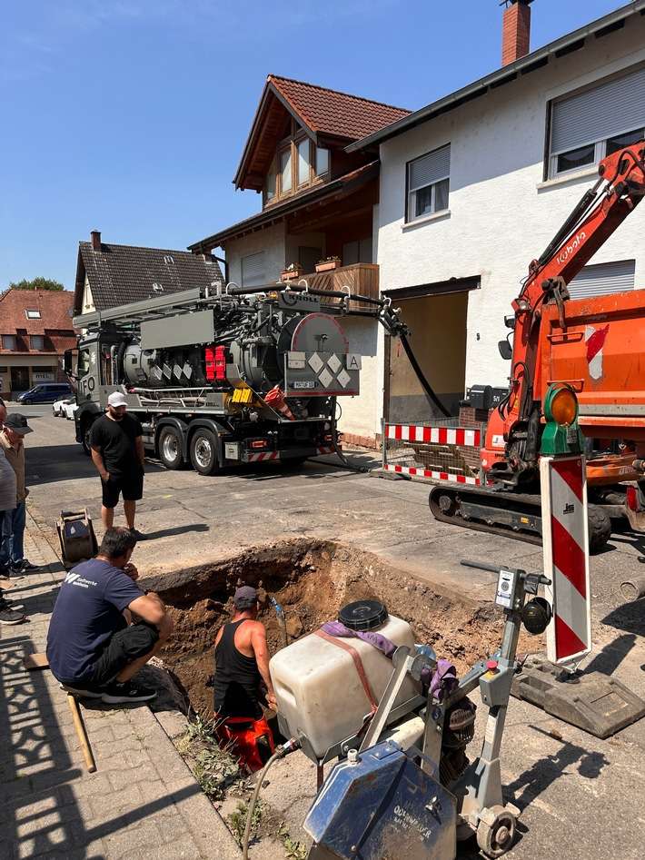 FW Weinheim: Wasserrohrbruch verursacht schwere Schäden. Weinheimer Feuerwehr und Stadtwerke Weinheim stundenlang gefordert.