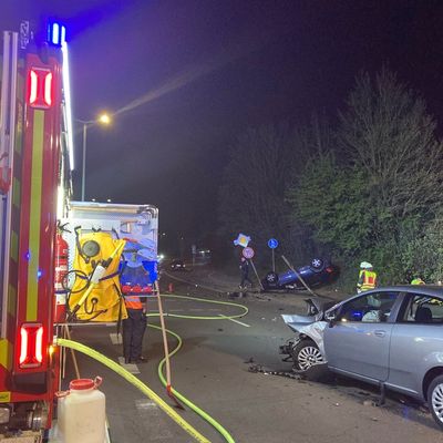 FW-EN: Schwerer Verkehrsunfall mit vier Verletzten in Hattingen