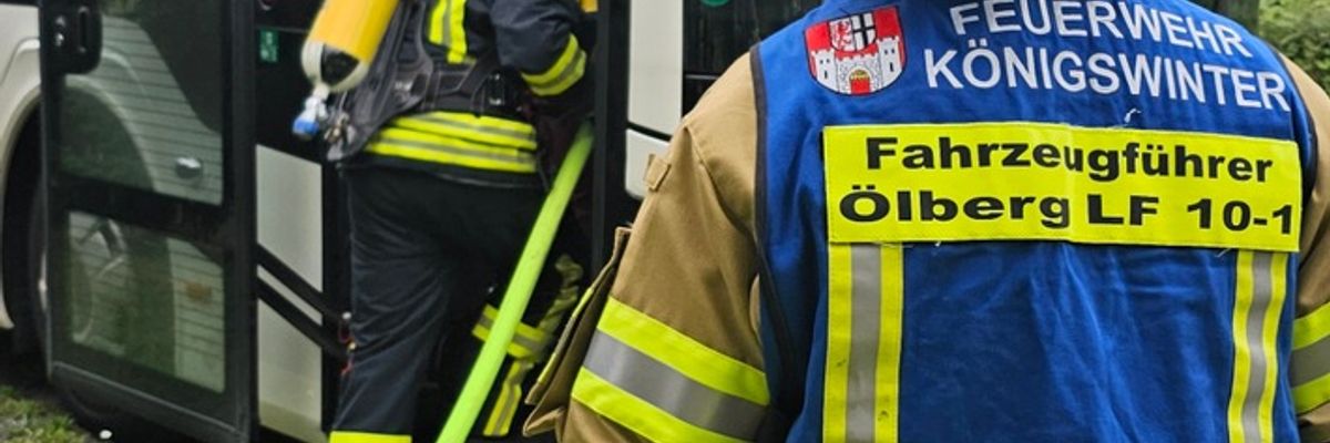 FW Königswinter: Schwelbrand in Bus verursacht hohen Sachschaden