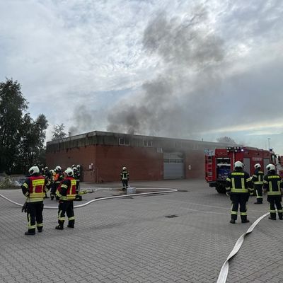 FW-AUR: Brennende Transporter in Hallenkomplex