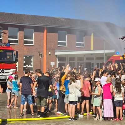 FW-WRN: Räumungsübung an der Uhlandgrundschule: Freiwillige Feuerwehr Werne trainiert den Ernstfall mit rund 470 Schülern