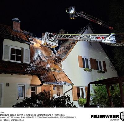 FW-M: Zwei Dachstuhlbrände fordern zahlreiche Einsatzkräfte der Branddirektion (München)