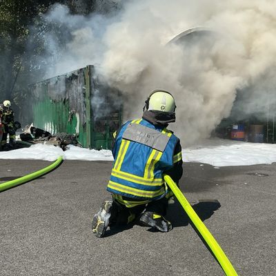 FW-BO: Brand von zwei Überseecontainern in Bochum-Wattenscheid - Starke Rauchentwicklung im Bereich der Lohrheidestraße