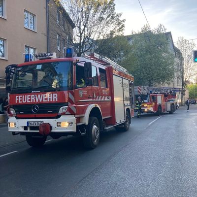 FW-EN: Verkehrsunfall und Brand im Gebäude - Feuerwehr Hattingen zweimal im Einsatz