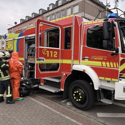 FW-MH: Gefahrstofffund in Wohnhaus - Feuerwehr sichert Behälter