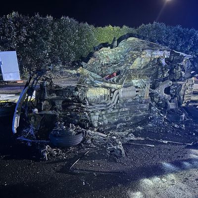FW-Velbert: Schwerer Verkehrsunfall mit Fahrzeugbrand - eine Person schwer verletzt