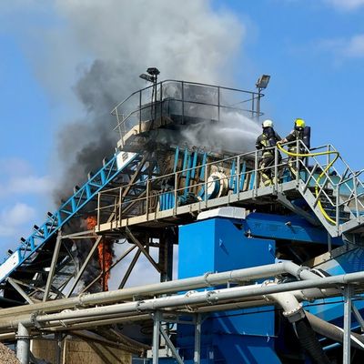 FW Hünxe: Brand einer Siebanlage in zwölf Metern Höhe