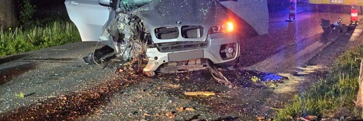 FFW Fredenbeck: PKW fährt gegen Baum / Fahrer nicht mehr vor Ort / BMW stark beschädigt