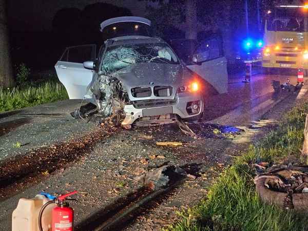 FFW Fredenbeck: PKW fährt gegen Baum / Fahrer nicht mehr vor Ort / BMW stark beschädigt