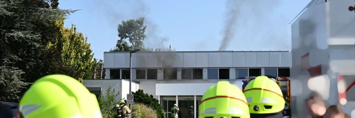 FW Pulheim: Brauweiler - Feuer in Bürogebäude