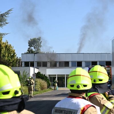 FW Pulheim: Brauweiler - Feuer in Bürogebäude
