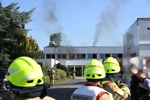 FW Pulheim: Brauweiler - Feuer in Bürogebäude