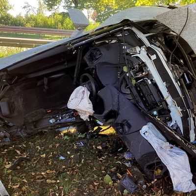 FW-M: Sportwagen rast gegen Baum (A 94)
