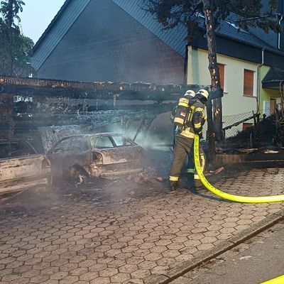FW-EN: Zwei Pkw und Carport mit Gartenhütte durch Brand zerstört - Feuerwehr Wetter (Ruhr) verhindert Ausbreitung auf Wohngebäude
