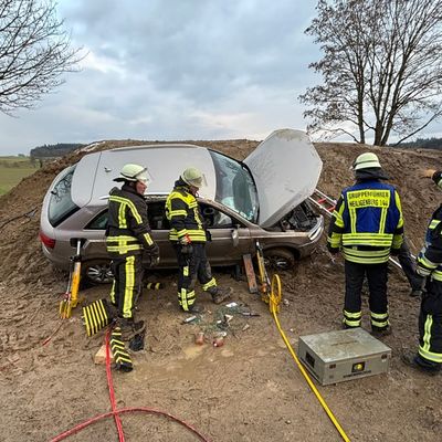 KFV Bodenseekreis: Verkehrsunfall: Feuerwehr befreit Fahrerin aus Zwangslage