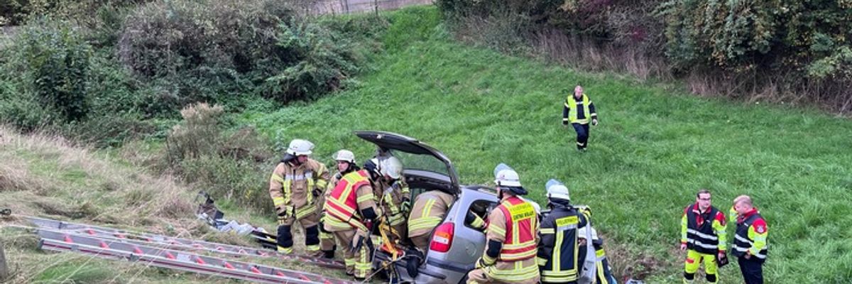 FF Bad Salzuflen: Übung: Auto rutscht in Biemsen-Ahmsen rund drei Meter in einen Graben / Die Bad Salzufler Feuerwehr prüft mit drei Übungen ihre Leistungsfähigkeit und zieht ein erstes Fazit